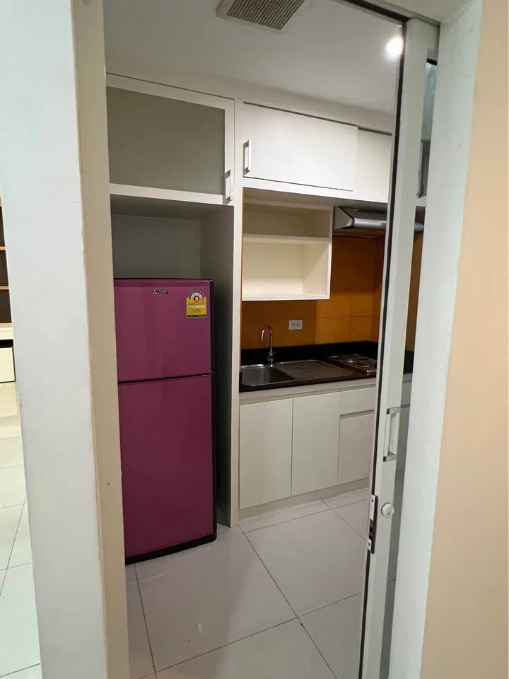 For rent: Private at Suthisan, very spacious room, very large bedroom, plenty of usable space, with excellent built-in furniture. Must book.