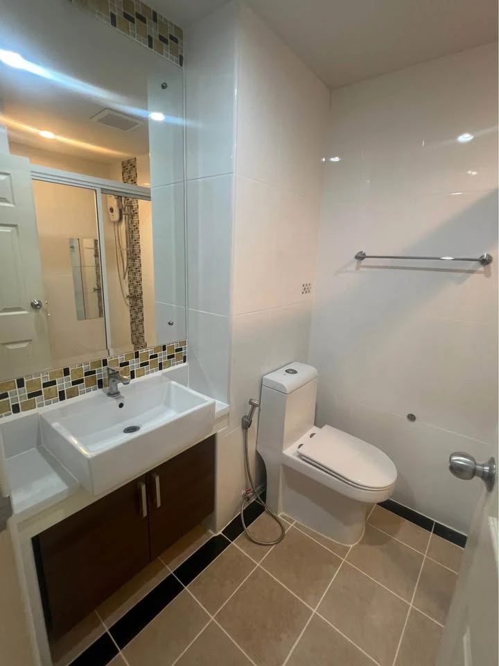 For rent: Private at Suthisan, very spacious room, very large bedroom, plenty of usable space, with excellent built-in furniture. Must book.