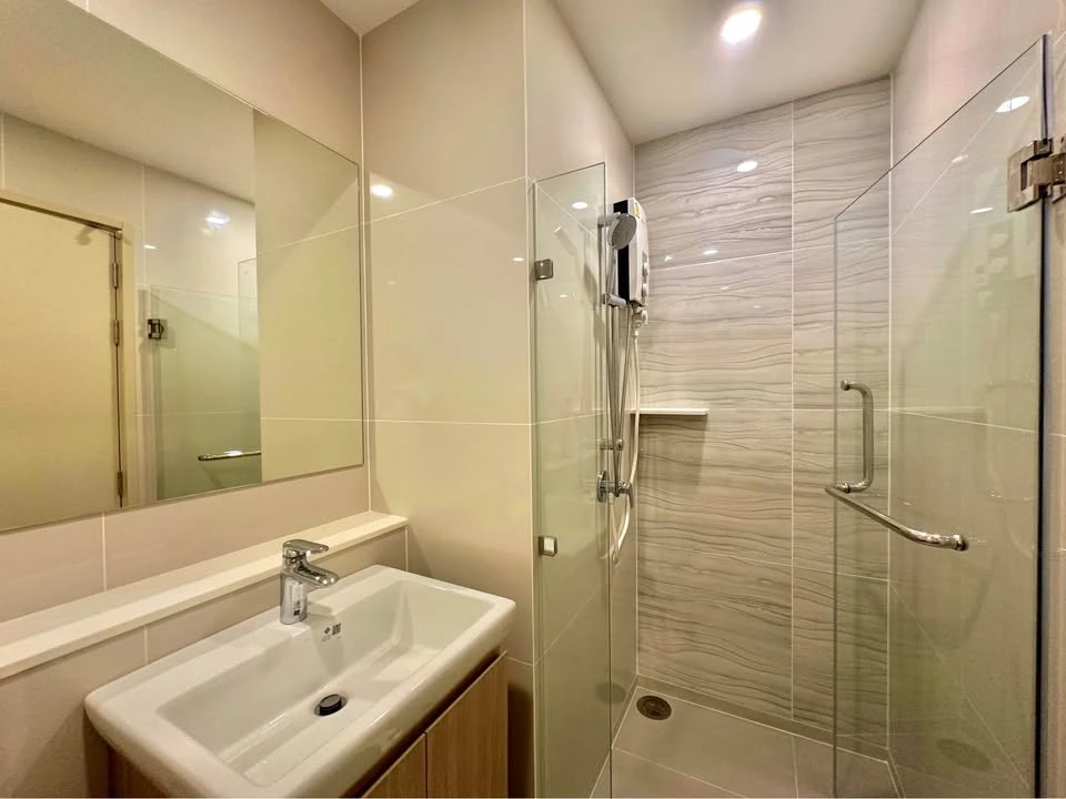 For rent: Life Rama 4 - Asoke, 19th floor, beautiful city view, corner room with privacy, don't miss it!