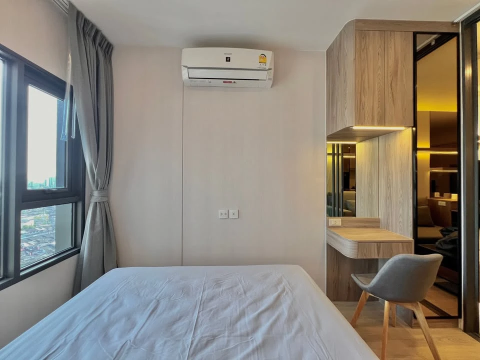 For rent: Life Rama 4 - Asoke, high floor with exclusive Chao Phraya River view, stylish interior design, reserve now!