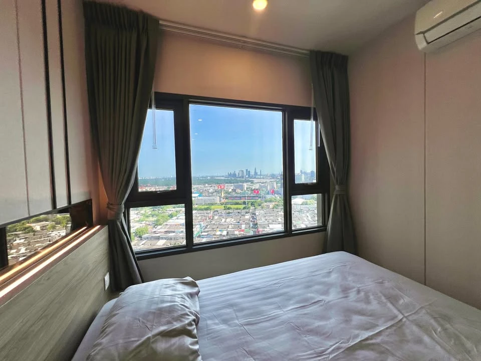 For rent: Life Rama 4 - Asoke, high floor with exclusive Chao Phraya River view, stylish interior design, reserve now!