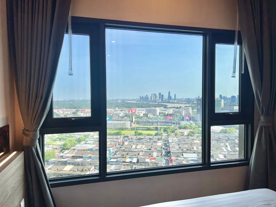 For rent: Life Rama 4 - Asoke, high floor with exclusive Chao Phraya River view, stylish interior design, reserve now!