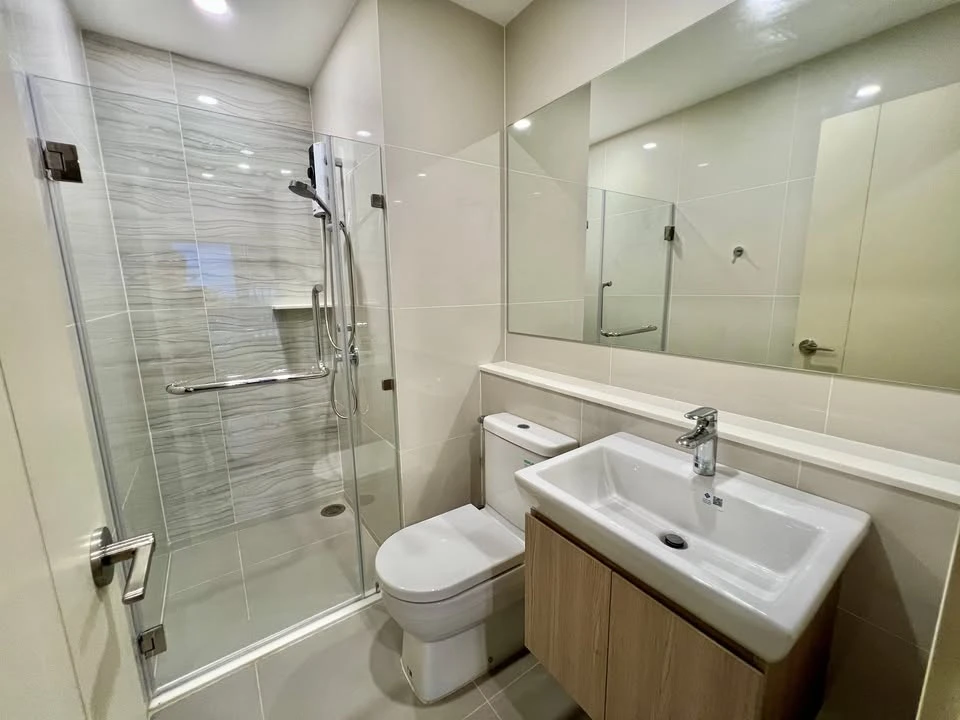 For rent: Life Rama 4 - Asoke, high floor with exclusive Chao Phraya River view, stylish interior design, reserve now!