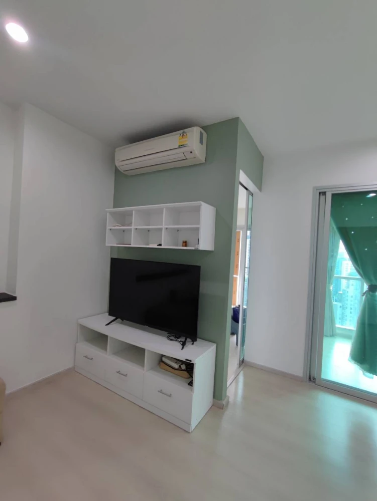 For rent, Life Ratchadaphisek, complete with furniture and electrical appliances. Just carry one bag and move in.