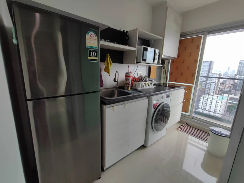 For rent, Life Ratchadaphisek, complete with furniture and electrical appliances. Just carry one bag and move in.