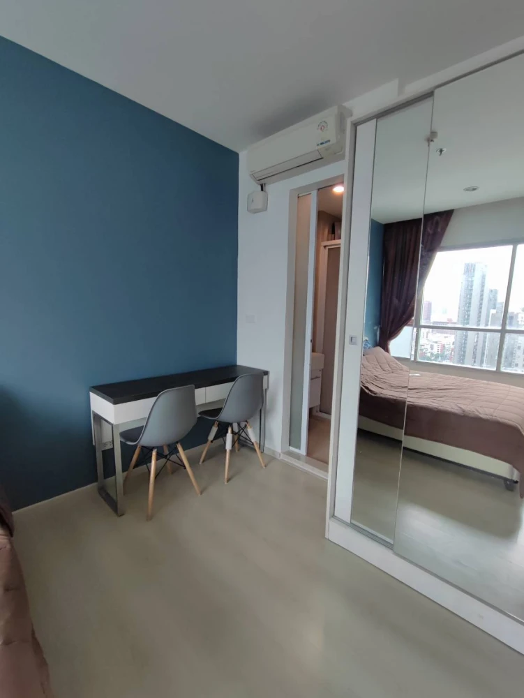 For rent, Life Ratchadaphisek, complete with furniture and electrical appliances. Just carry one bag and move in.