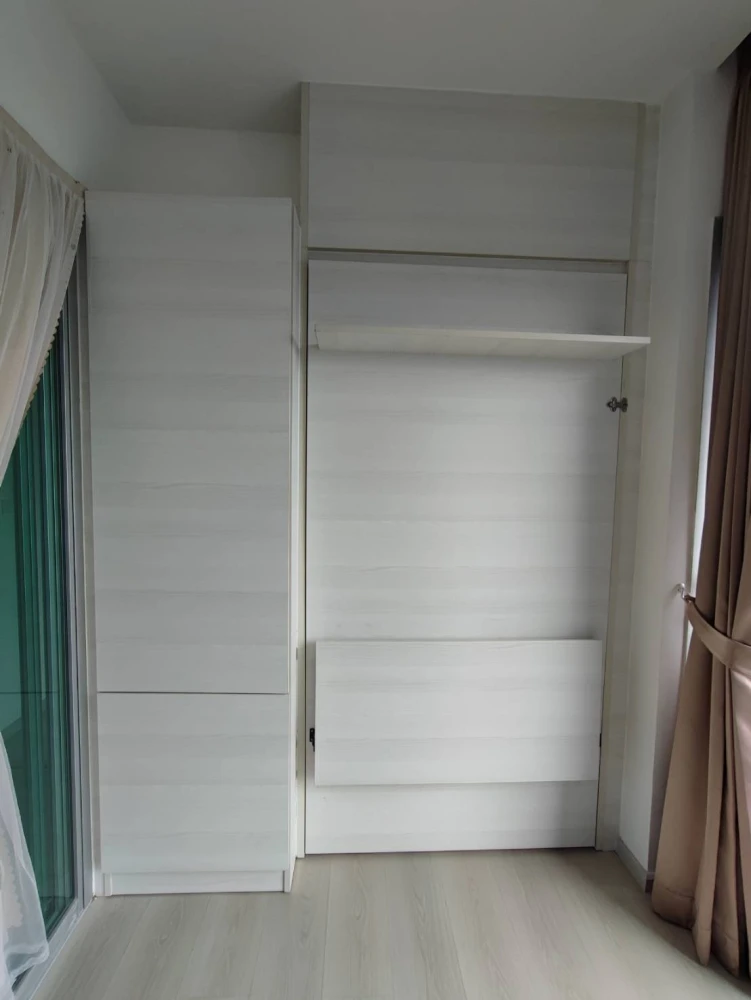 For rent, Life Ratchadaphisek, complete with furniture and electrical appliances. Just carry one bag and move in.