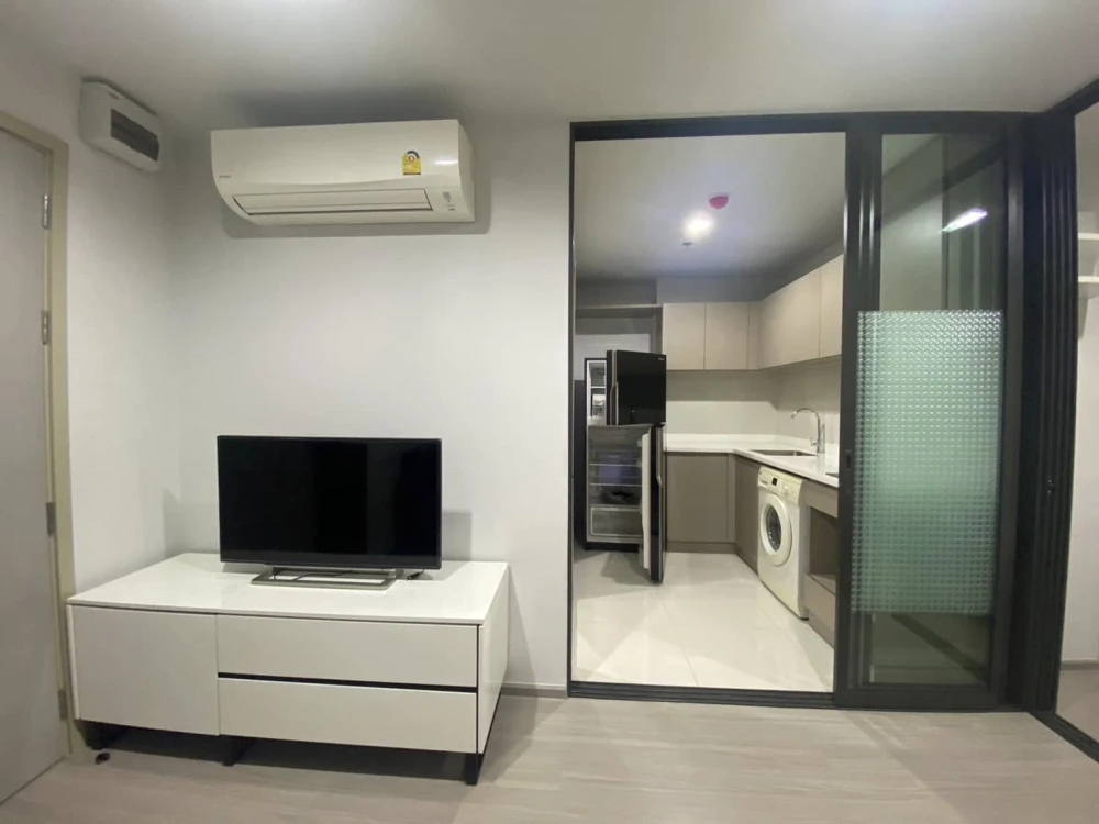 For rent: Life Ladprao, 29th floor, spacious room, fully decorated. Ready to move in immediately, reserve now, don't wait.