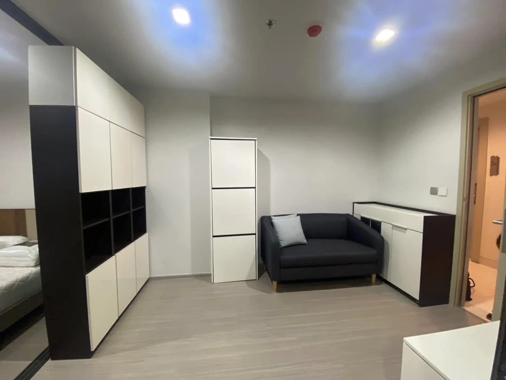 For rent: Life Ladprao, 29th floor, spacious room, fully decorated. Ready to move in immediately, reserve now, don't wait.