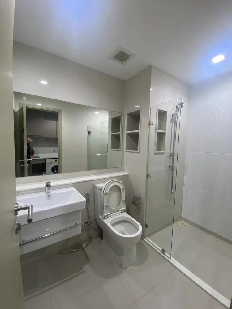 For rent: Life Ladprao, 29th floor, spacious room, fully decorated. Ready to move in immediately, reserve now, don't wait.
