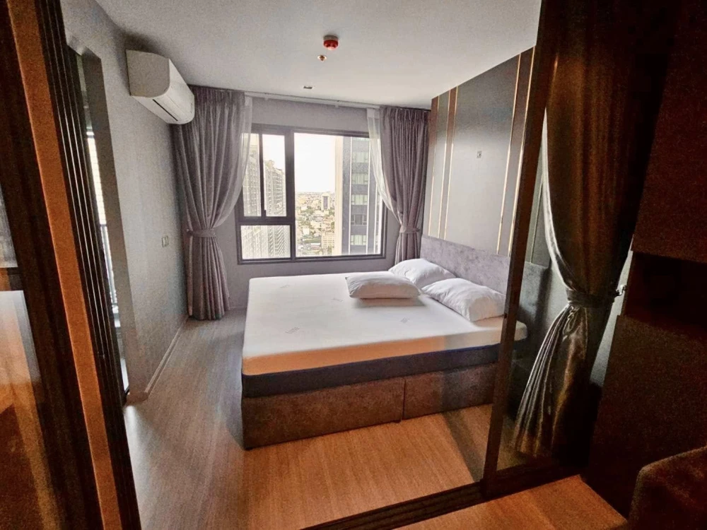 For rent: Life Ladprao, 30th floor, fully furnished room with walk-in closet. Interested? Book now. Don't wait.