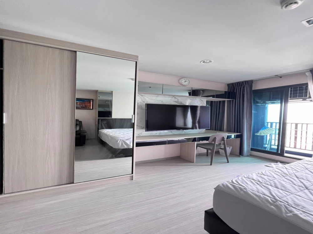 For rent Life Ladprao, 40th floor, clear view, no block view. In the south, the wind is always cool, plus the room is very beautiful and pleasant. Boo