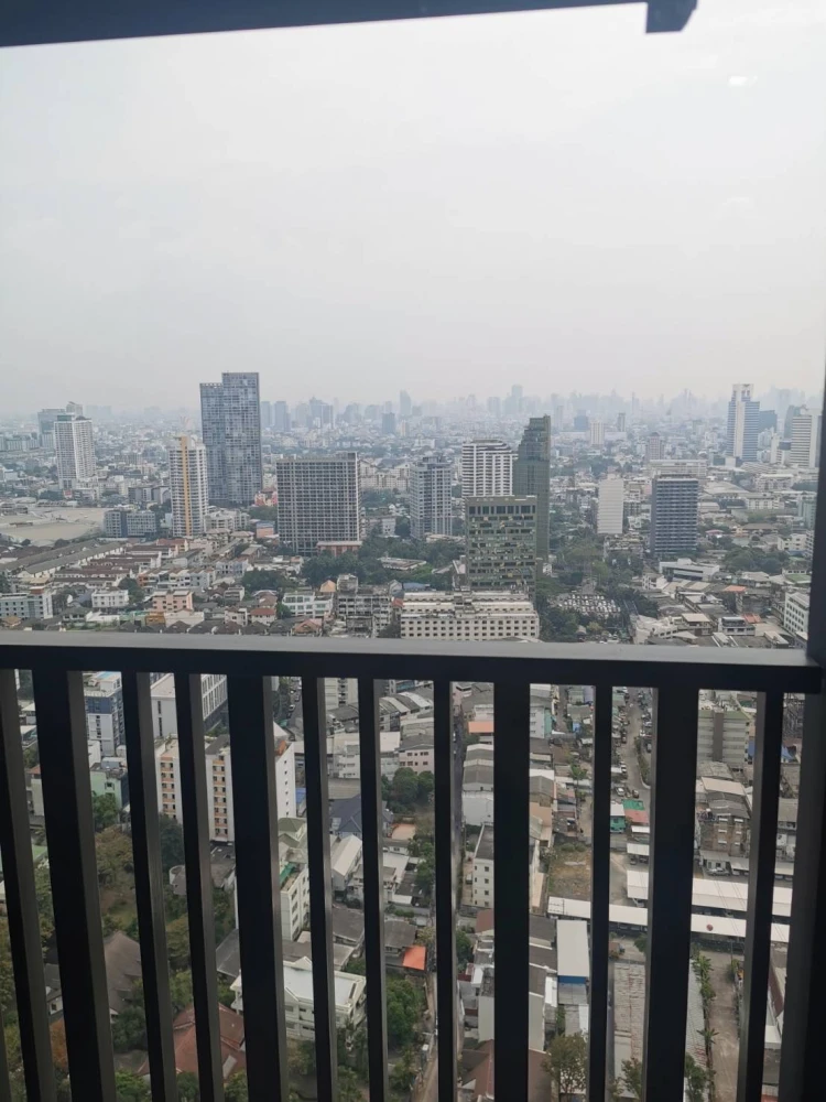 For rent Life Ladprao, 40th floor, clear view, no block view. In the south, the wind is always cool, plus the room is very beautiful and pleasant. Boo