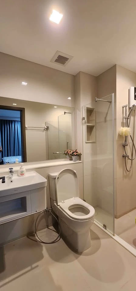 For rent, Life Ladprao Valley, city view is very beautiful, even more beautiful at night. Excellent built-in bedroom. Book now.
