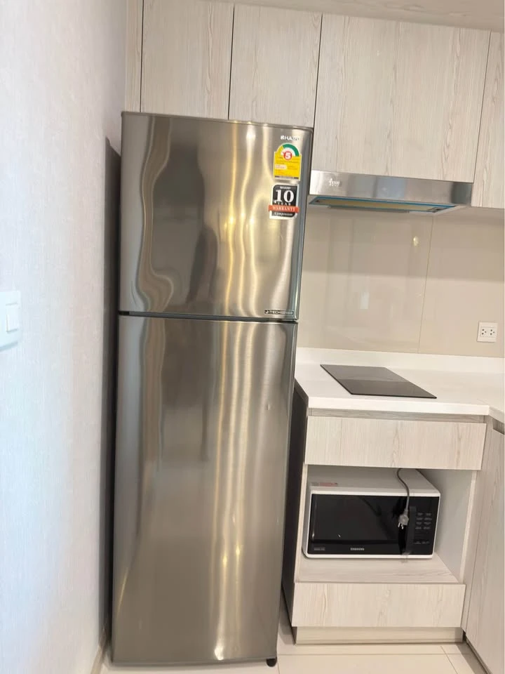 For rent: Life One Wireless, high floor room, decorated with awesome built-ins, with a beautiful view of Bangkok at night. Must book.