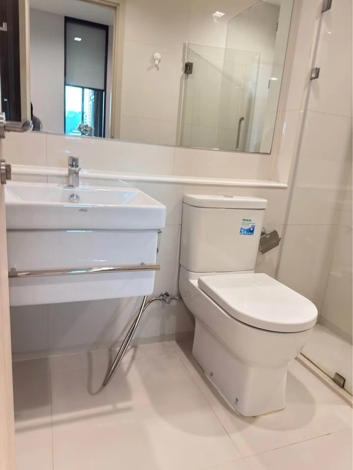 For rent: Life One Wireless, high floor room, decorated with awesome built-ins, with a beautiful view of Bangkok at night. Must book.
