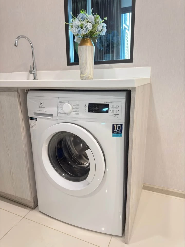For rent: Life One Wireless, high floor room, decorated with awesome built-ins, with a beautiful view of Bangkok at night. Must book.