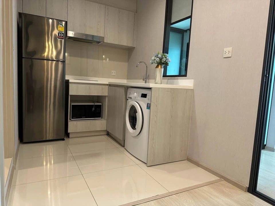 For rent: Life One Wireless, high floor room, decorated with awesome built-ins, with a beautiful view of Bangkok at night. Must book.