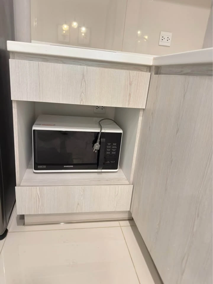 For rent: Life One Wireless, high floor room, decorated with awesome built-ins, with a beautiful view of Bangkok at night. Must book.