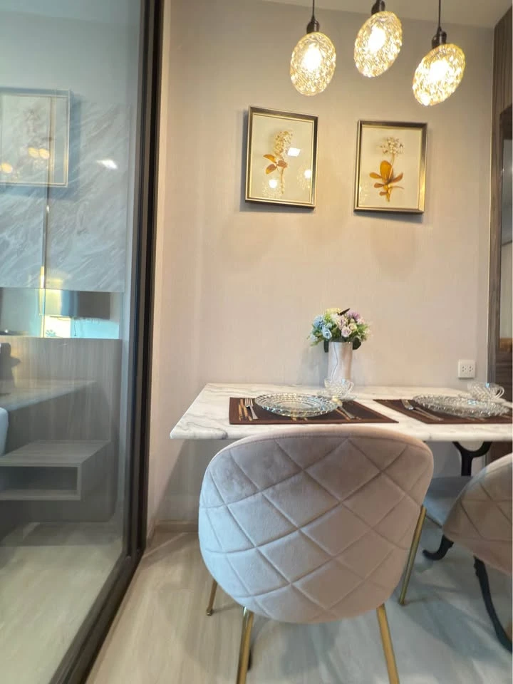 For rent: Life One Wireless, high floor room, decorated with awesome built-ins, with a beautiful view of Bangkok at night. Must book.