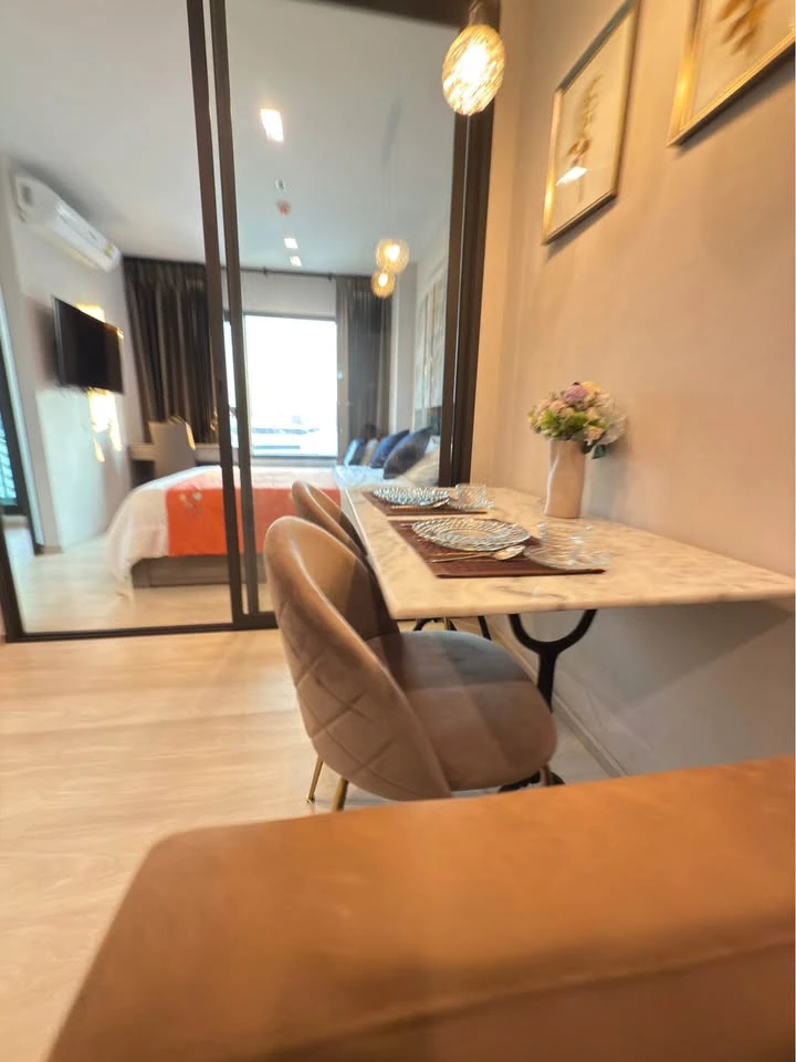 For rent: Life One Wireless, high floor room, decorated with awesome built-ins, with a beautiful view of Bangkok at night. Must book.