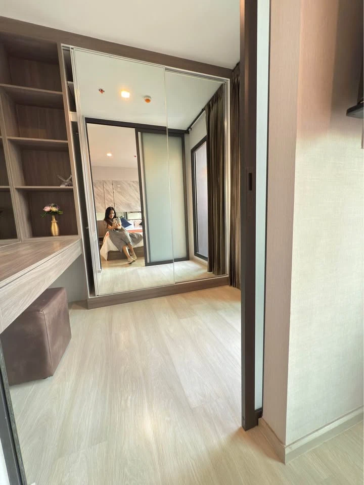 For rent: Life One Wireless, high floor room, decorated with awesome built-ins, with a beautiful view of Bangkok at night. Must book.