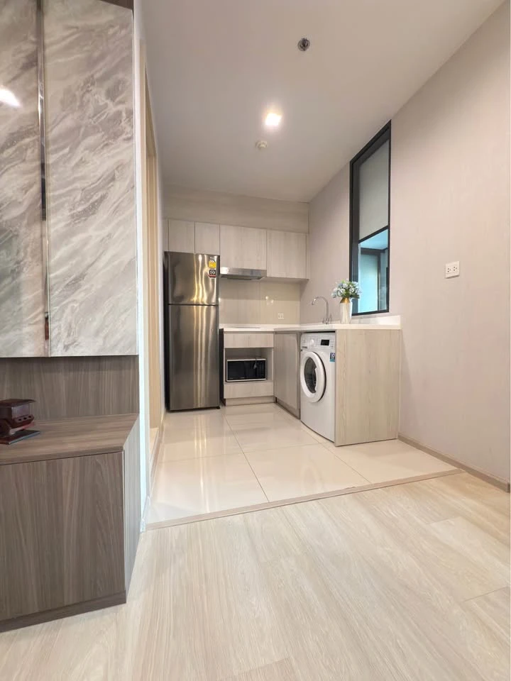 For rent: Life One Wireless, high floor room, decorated with awesome built-ins, with a beautiful view of Bangkok at night. Must book.