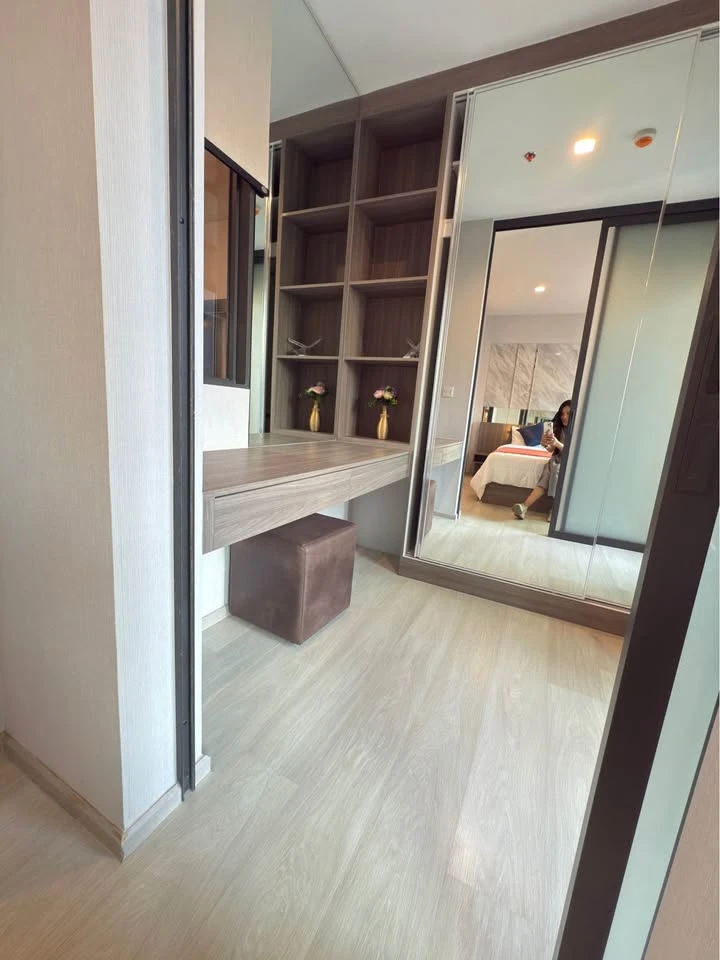 For rent: Life One Wireless, high floor room, decorated with awesome built-ins, with a beautiful view of Bangkok at night. Must book.