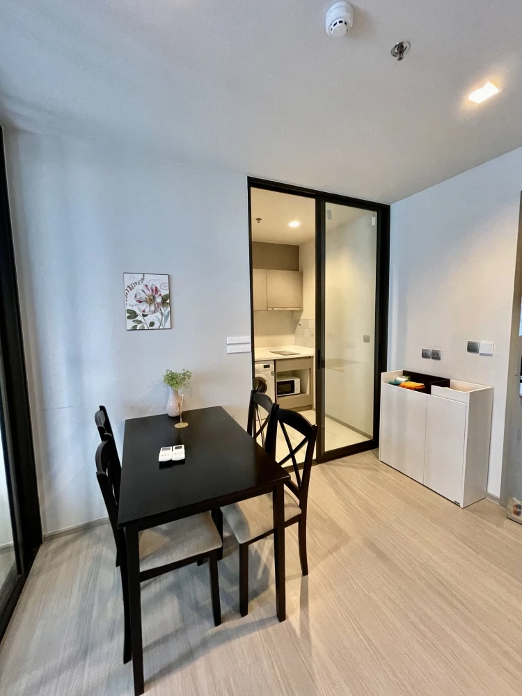 For rent: Life Asoke-Rama 9, 32nd floor, very high, great city view, minimalist style, giving a warm feeling like being at home, beautiful room, ready