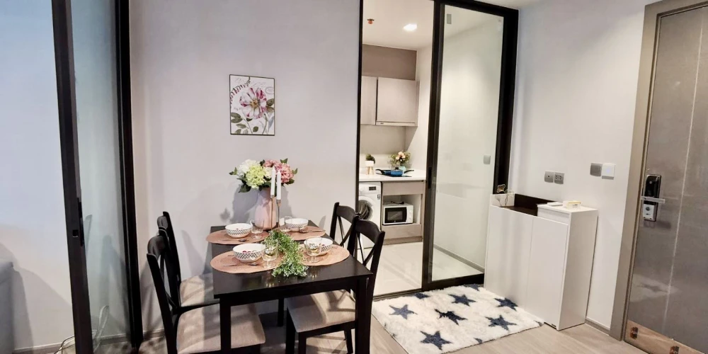 For rent: Life Asoke-Rama 9, 32nd floor, very high, great city view, minimalist style, giving a warm feeling like being at home, beautiful room, ready