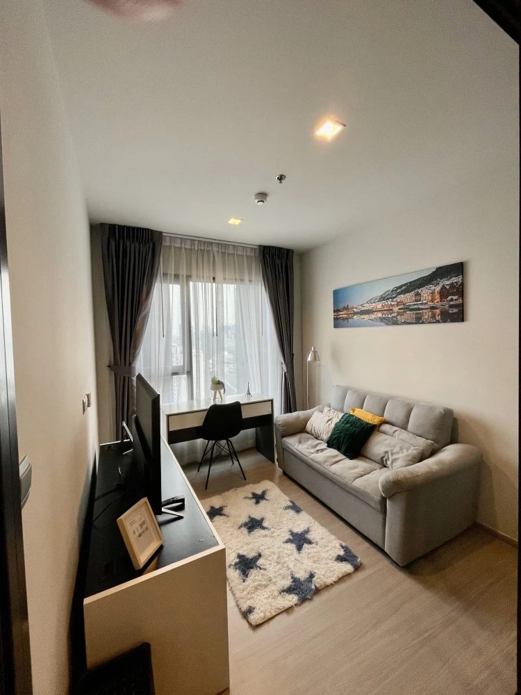 For rent: Life Asoke-Rama 9, 32nd floor, very high, great city view, minimalist style, giving a warm feeling like being at home, beautiful room, ready