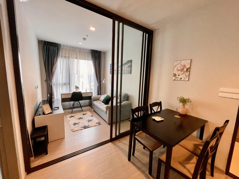For rent: Life Asoke-Rama 9, 32nd floor, very high, great city view, minimalist style, giving a warm feeling like being at home, beautiful room, ready