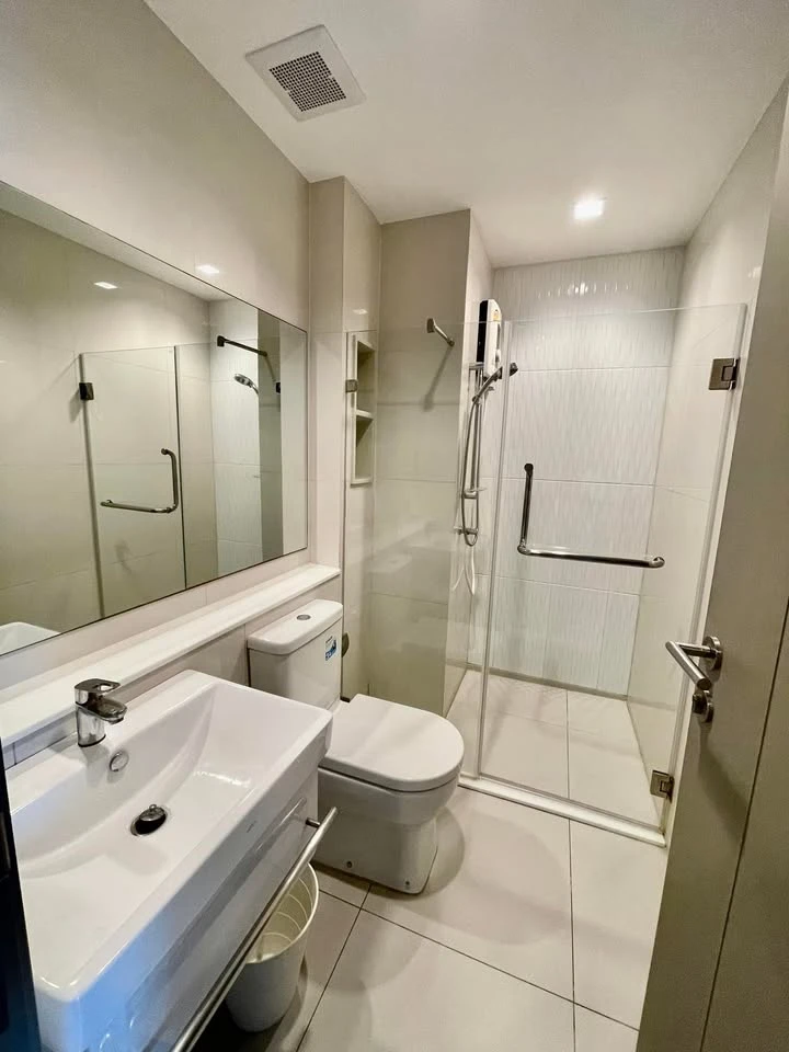 For rent: Life Asoke-Rama 9, 32nd floor, very high, great city view, minimalist style, giving a warm feeling like being at home, beautiful room, ready