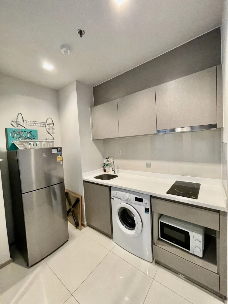 For rent: Life Asoke-Rama 9, 32nd floor, very high, great city view, minimalist style, giving a warm feeling like being at home, beautiful room, ready