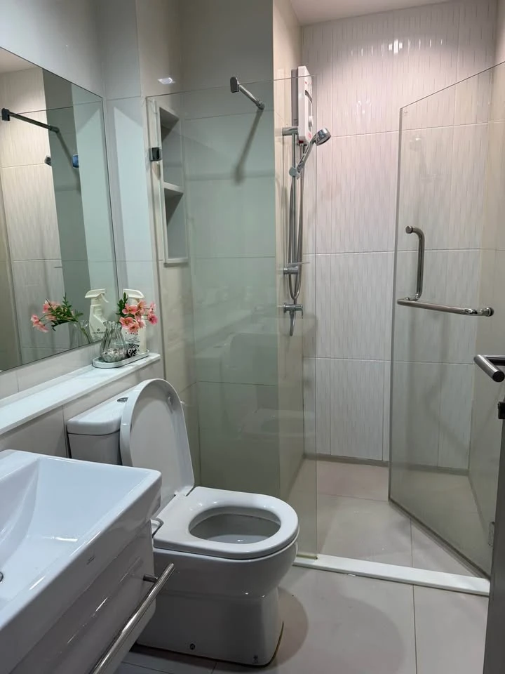 For rent: Life Asoke Rama 9, ready to move in, fully furnished, all here in one place, hurry and book before you miss out!!