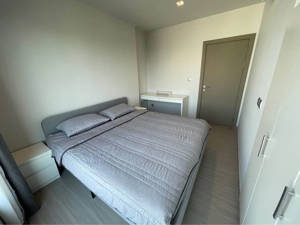 For rent: Life Asoke-Rama 9, room on the 42nd floor, highest floor, with a stunning city view, fully furnished, ready to move in.