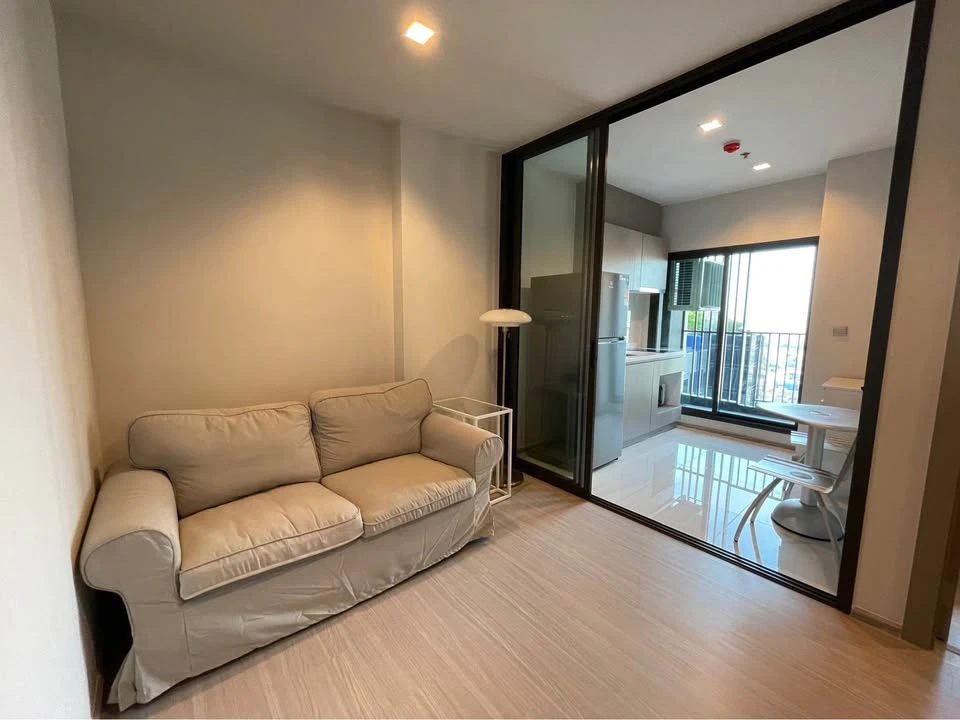 For rent: Life Asoke-Rama 9, room on the 42nd floor, highest floor, with a stunning city view, fully furnished, ready to move in.