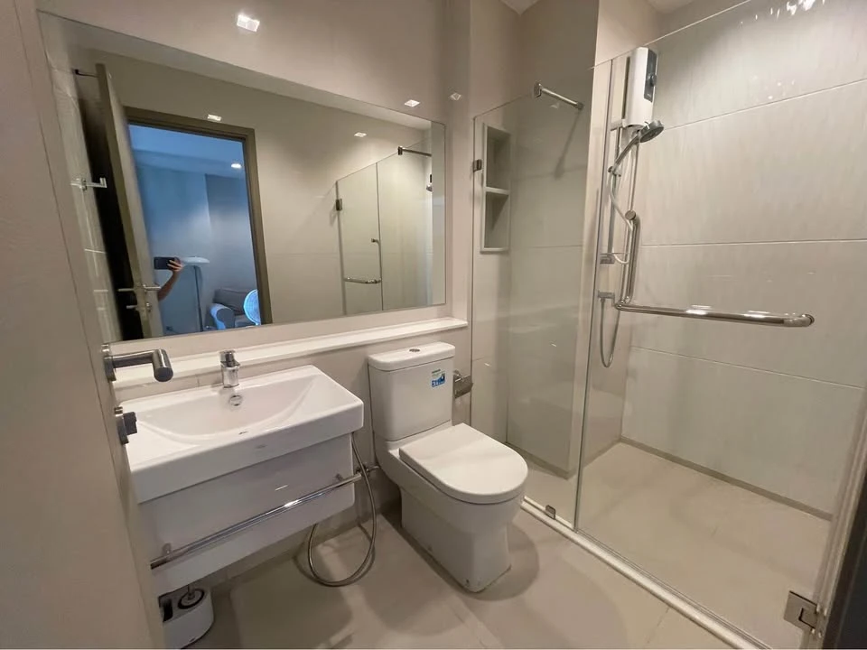 For rent: Life Asoke-Rama 9, room on the 42nd floor, highest floor, with a stunning city view, fully furnished, ready to move in.