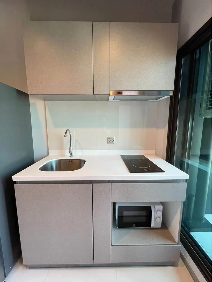 For rent: Life Asoke-Rama 9, room on the 42nd floor, highest floor, with a stunning city view, fully furnished, ready to move in.