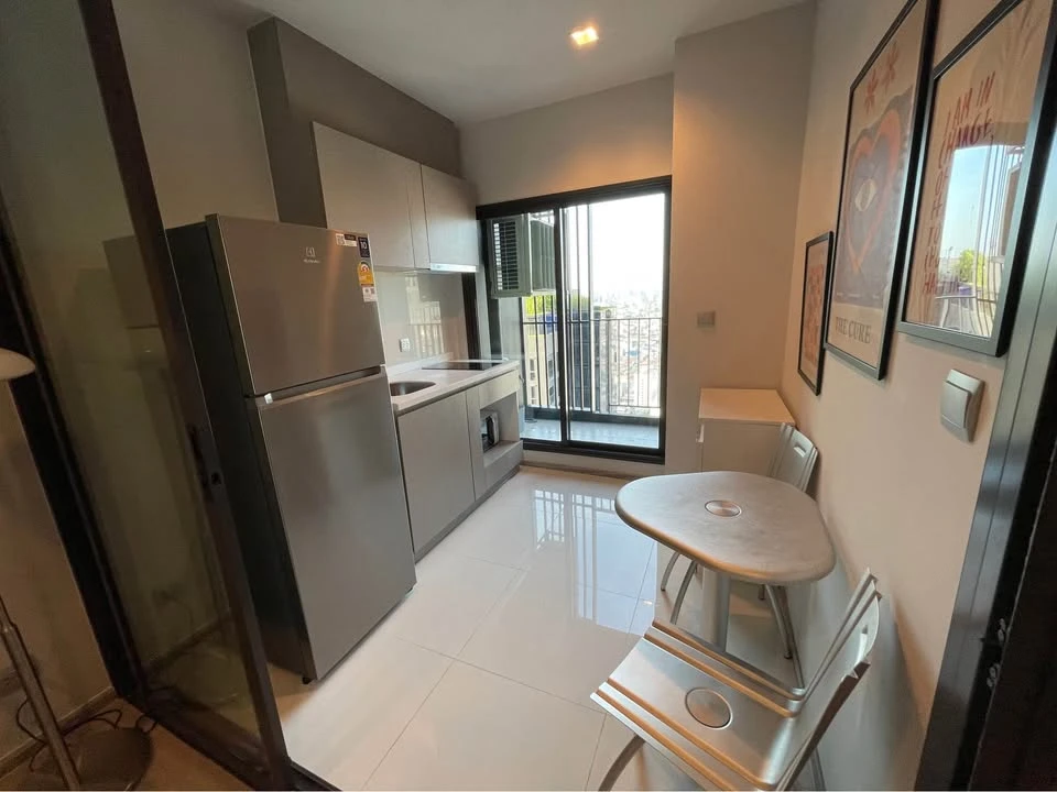 For rent: Life Asoke-Rama 9, room on the 42nd floor, highest floor, with a stunning city view, fully furnished, ready to move in.