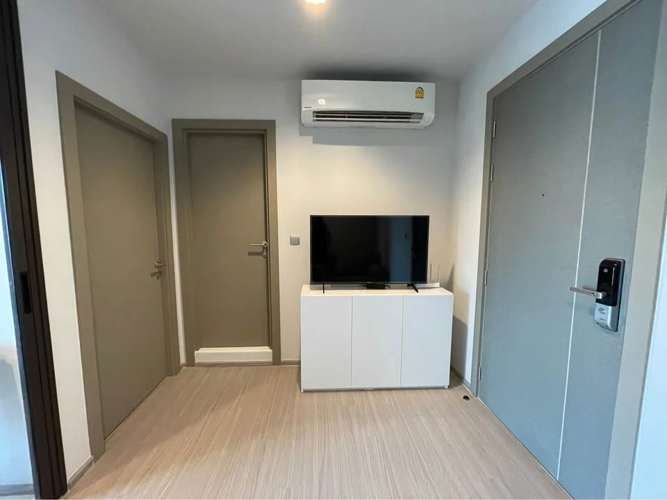 For rent: Life Asoke-Rama 9, room on the 42nd floor, highest floor, with a stunning city view, fully furnished, ready to move in.