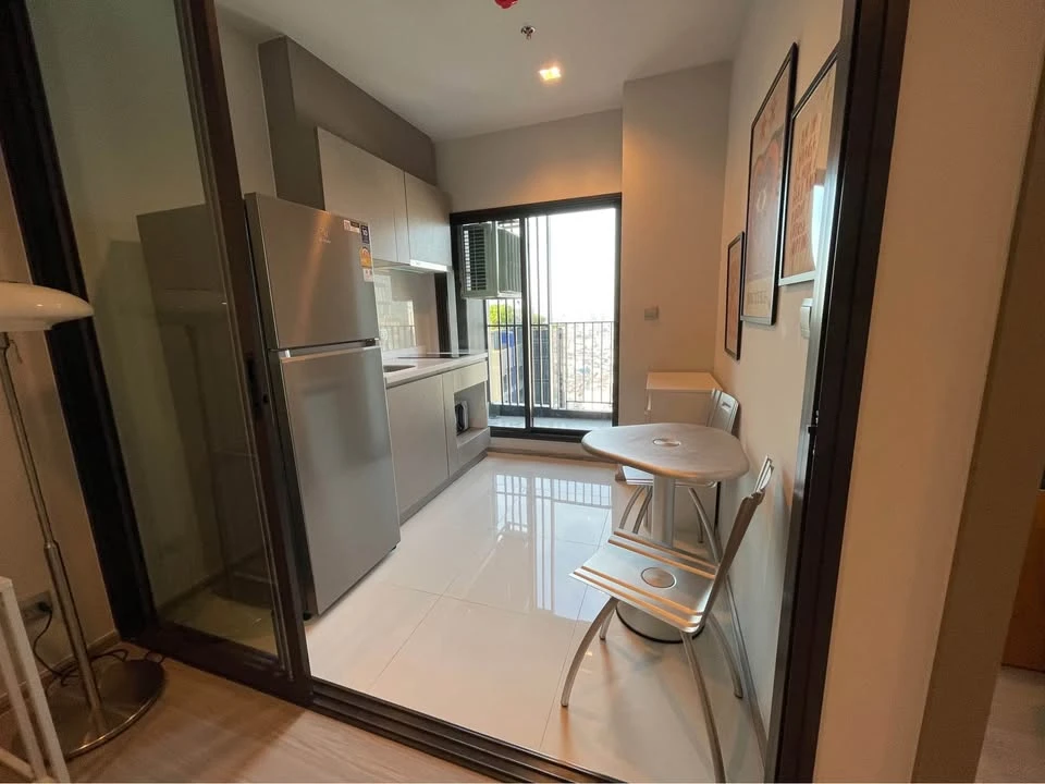 For rent: Life Asoke-Rama 9, room on the 42nd floor, highest floor, with a stunning city view, fully furnished, ready to move in.
