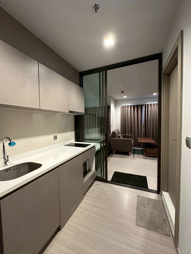 For rent: Life Asoke-Rama 9, very high floor unit, fully furnished with all appliances. Move in now! Don't hesitate.