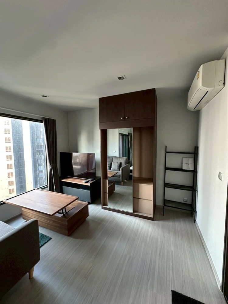 For rent: Life Asoke-Rama 9, very high floor unit, fully furnished with all appliances. Move in now! Don't hesitate.