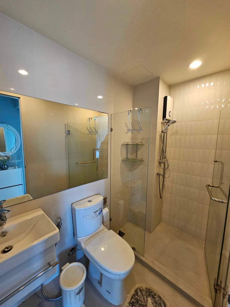 For rent: Life Asoke, ready to move in, fully furnished, spacious and comfortable room, high floor. Book now, don't miss out!+++