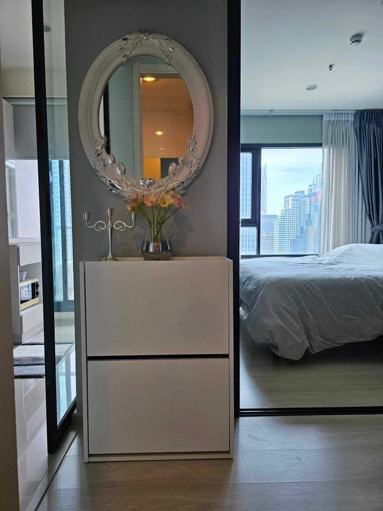 For rent: Life Asoke, ready to move in, fully furnished, spacious and comfortable room, high floor. Book now, don't miss out!+++