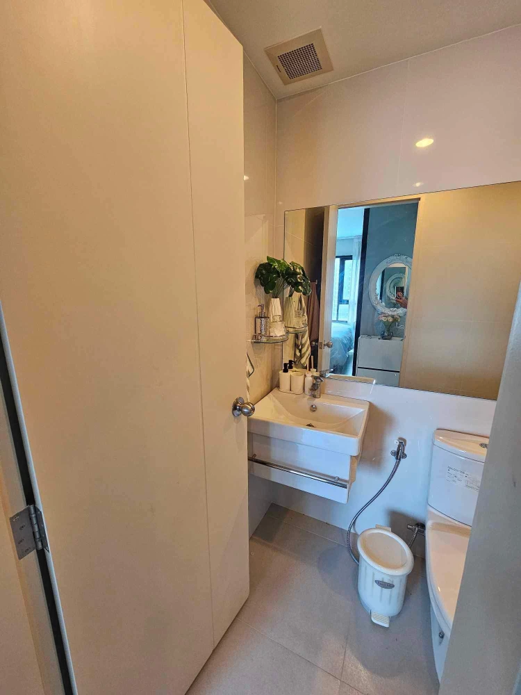 For rent: Life Asoke, ready to move in, fully furnished, spacious and comfortable room, high floor. Book now, don't miss out!+++