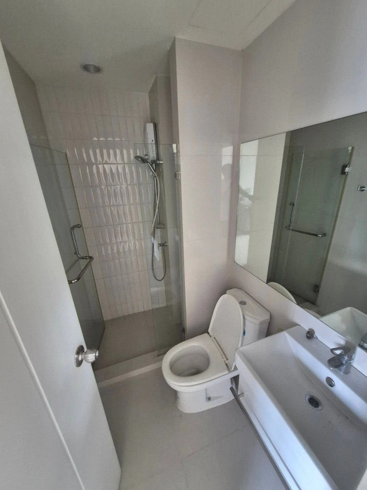 For rent: Life Asoke-Phetchaburi, 2 bedrooms, fully furnished.