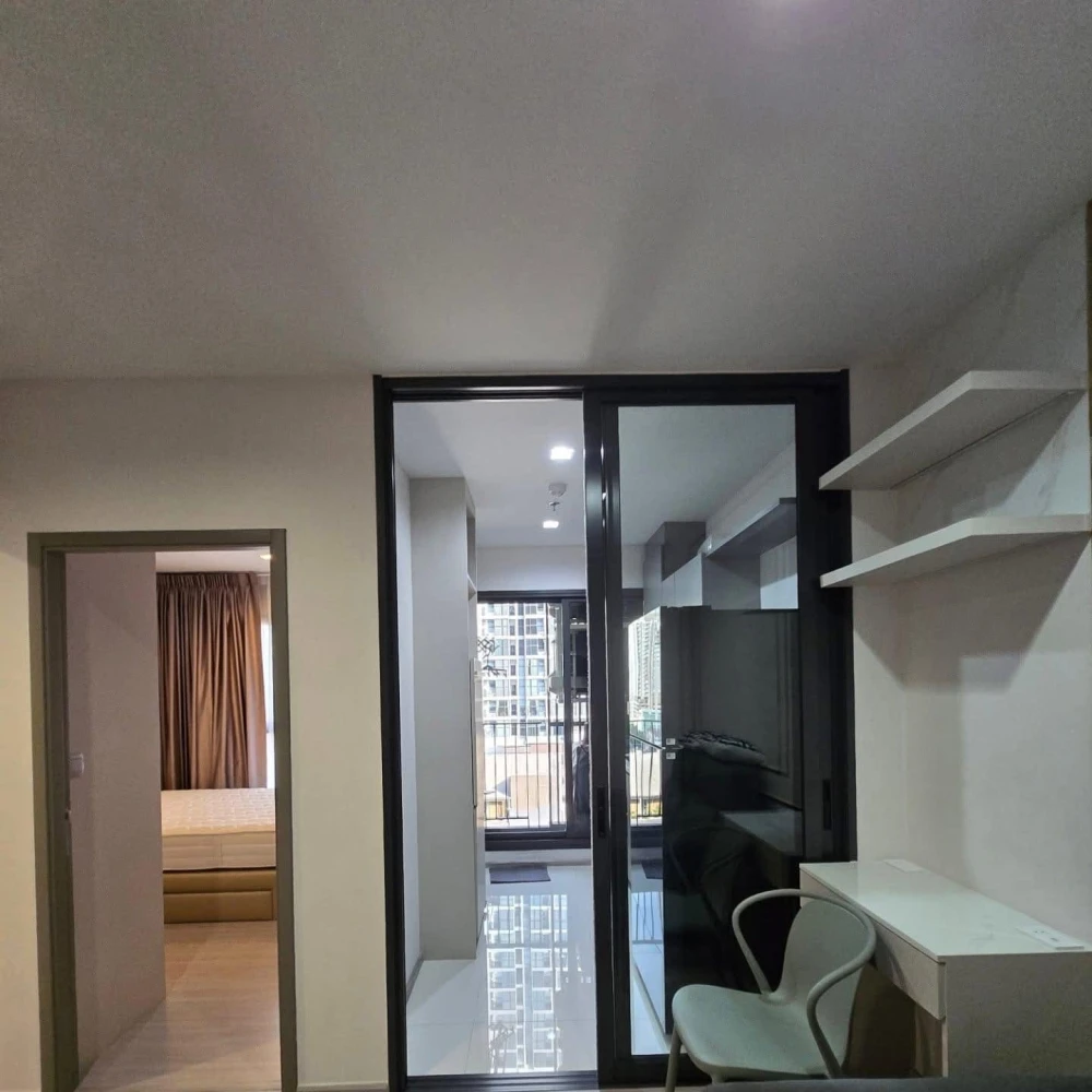 For rent: Life Asoke Hype, beautifully decorated room, built-in throughout the room in a simple and luxurious style, full of electrical appliances.
