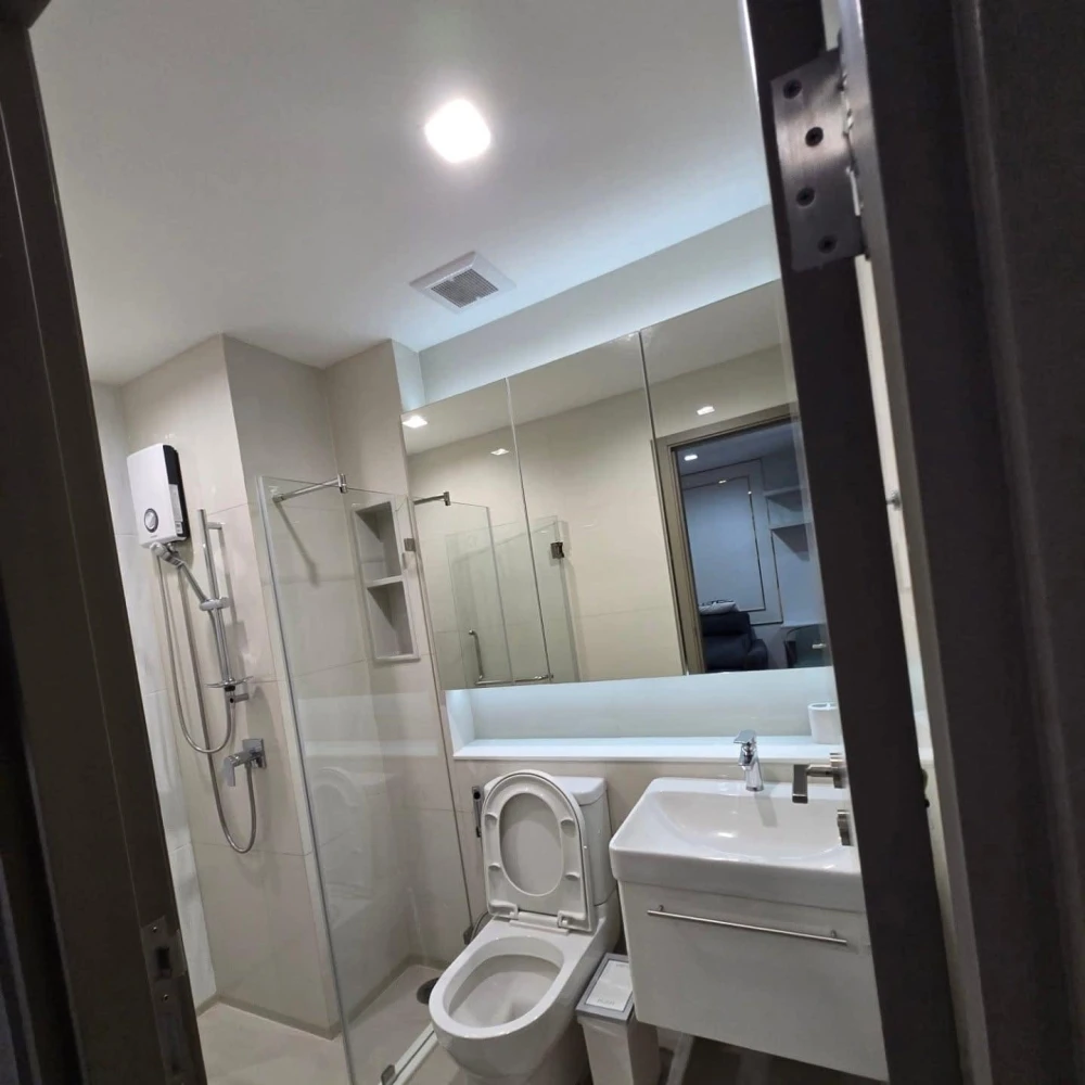 For rent: Life Asoke Hype, beautifully decorated room, built-in throughout the room in a simple and luxurious style, full of electrical appliances.